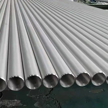 ¿Cómo se comportan las tuberías de acero aleado en entornos alcalinos?